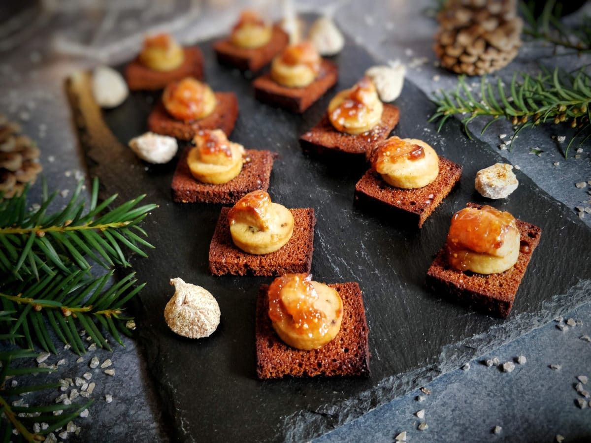 Toast de pain d'épices au boudin blanc, foie gras et chutney de figues