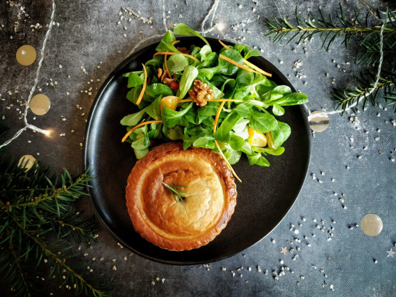 Feuilleté aux escargots et champignons TEMPE, accompagné d’une salade de mâche aux noix