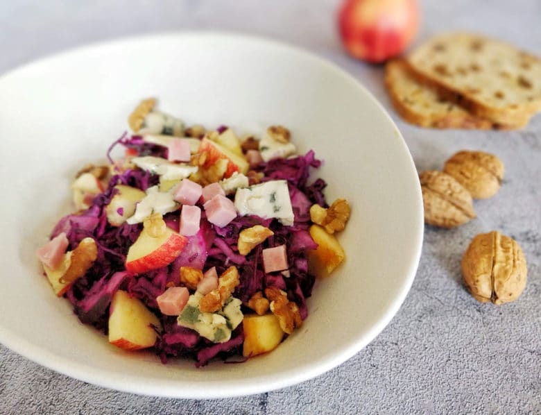 Salade chou rouge pomme roquefort noix lardons - mon Assiette Gourmande par Maud J.