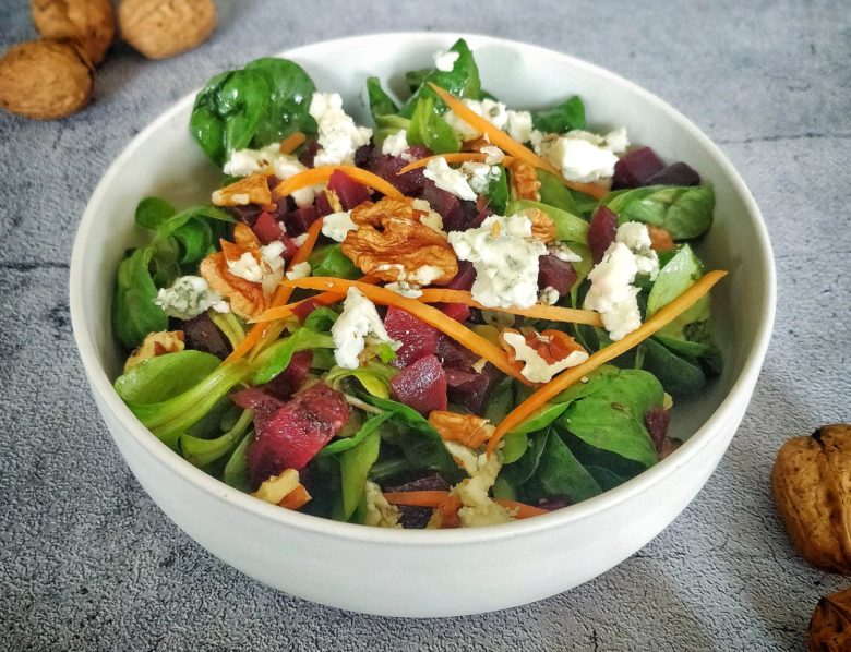 Salade hivernale de mâche, betteraves rouges, noix et roquefort