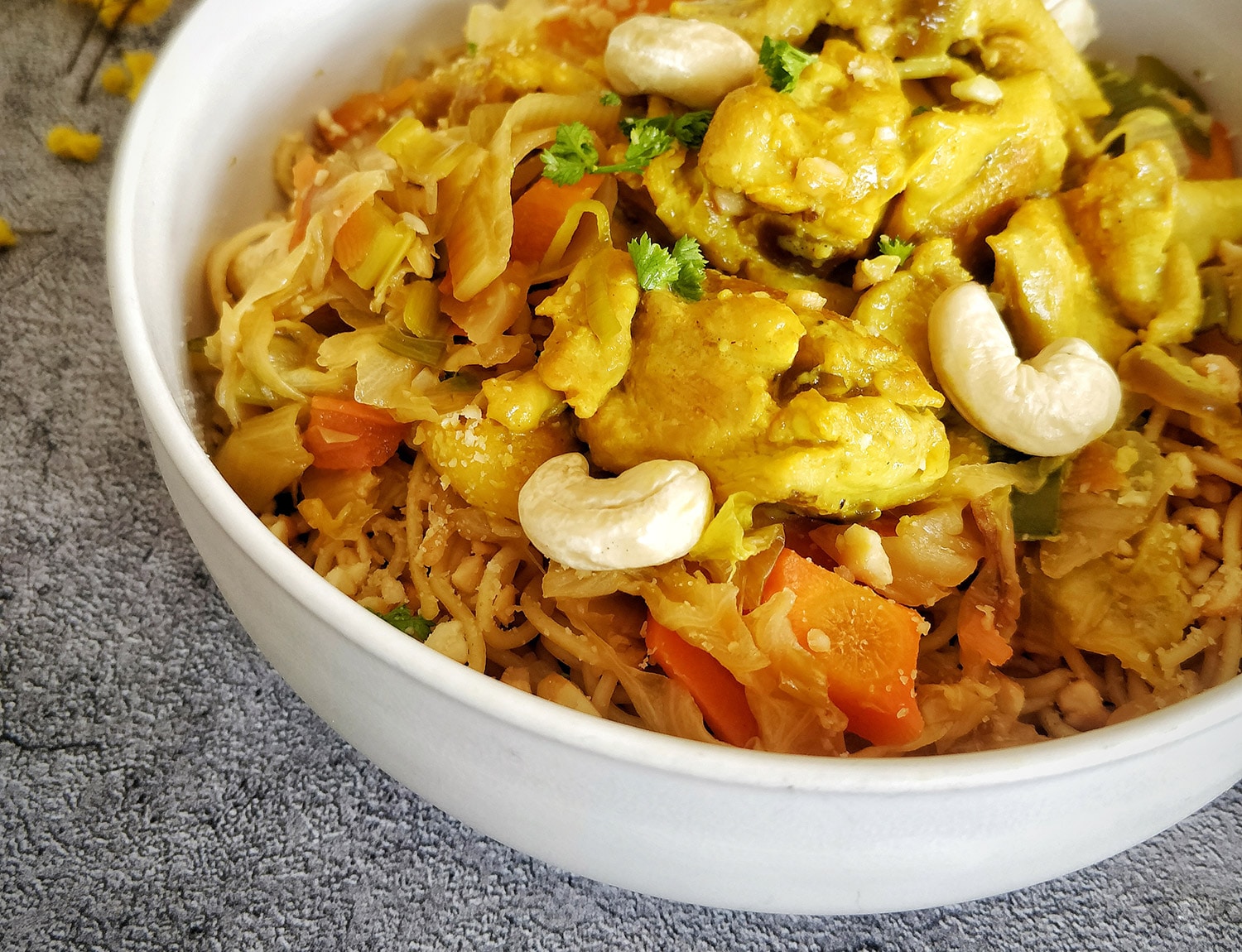 Poulet au curry et lait de coco, nouilles chinoises et légumes