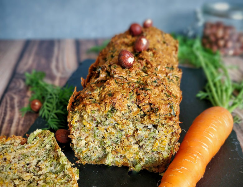Cake sucré aux noisettes, carottes et fanes