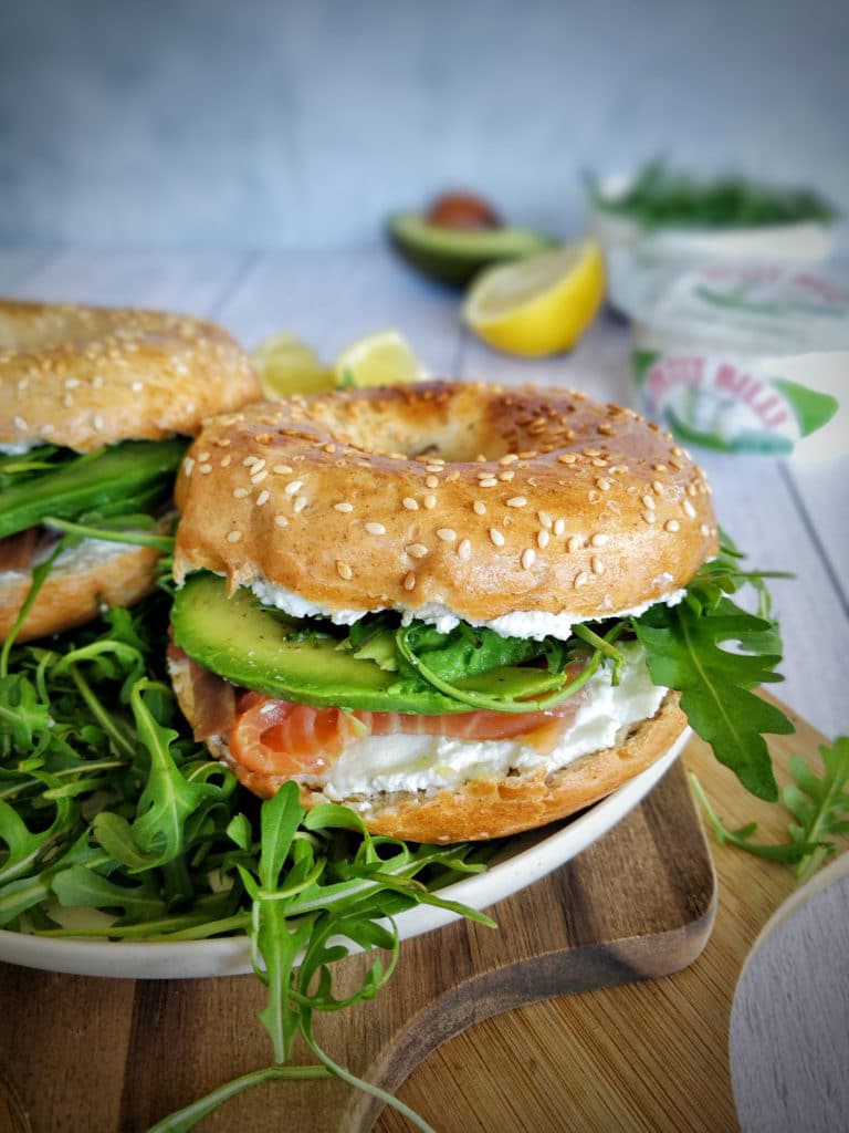 Bagels au fromage frais, saumon, avocat et roquette